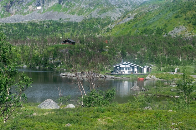スウェーデン、山の湖の上の夏のコテージ