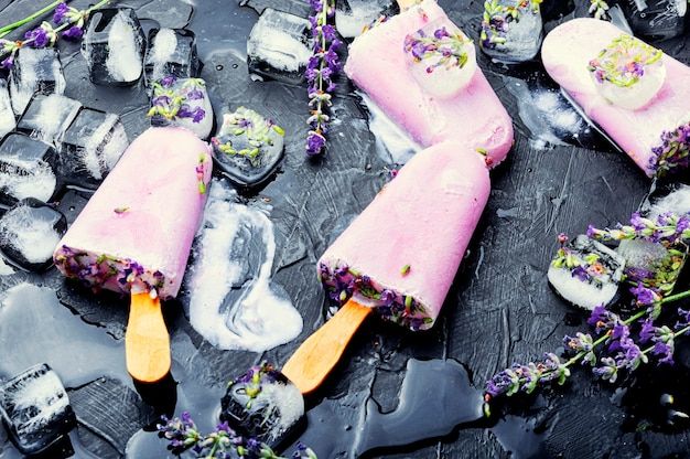 여름 디저트, 라벤더 꽃이 만발한 아이스크림. 유기농 아이스크림