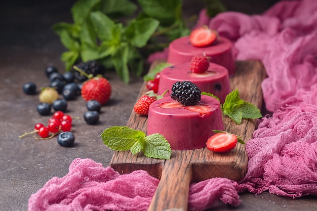 Dessert estivo con frutti di bosco e yogurt come budino di gelatina