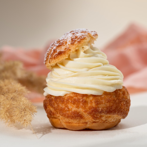 Foto dolci estivi shu cake choux torta profiteroles con panna montata