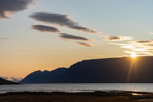 Tramonto drammatico di estate nei fiordi occidentali dell'islanda.