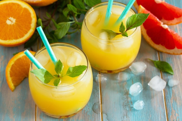 夏の飲み物オレンジとグレープフルーツのさわやかな氷入りドリンク