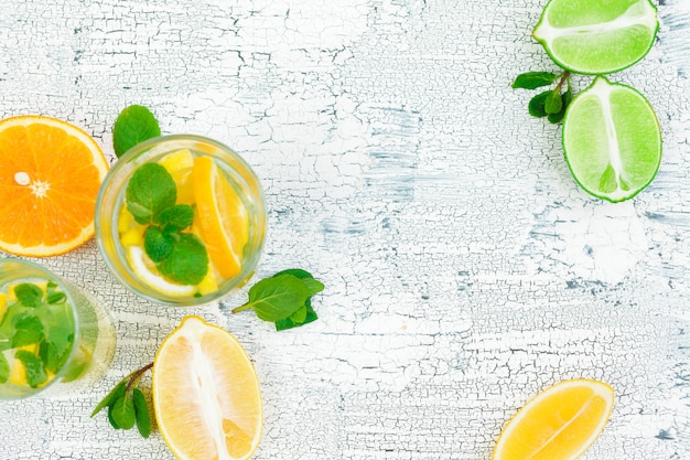 夏の飲み物。レモンミントと伝統的なレモネード