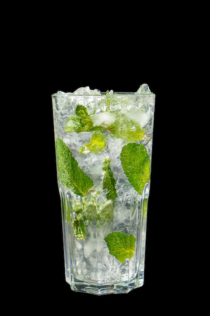 Photo summer drink with lime and mint isolated black