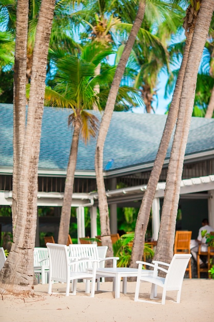 Foto la tavola di aria aperta vuota dell'estate ha messo per il banchetto sulla spiaggia caraibica tropicale