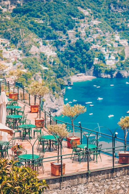 이탈리아의 관광 장소에서 여름 빈 야외 카페