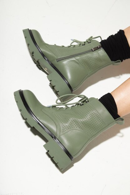 Летняя модная обувь в стиле кэжуал Женщина выбирает коллекцию обуви осень-весна 2022 Длинные стройные ноги