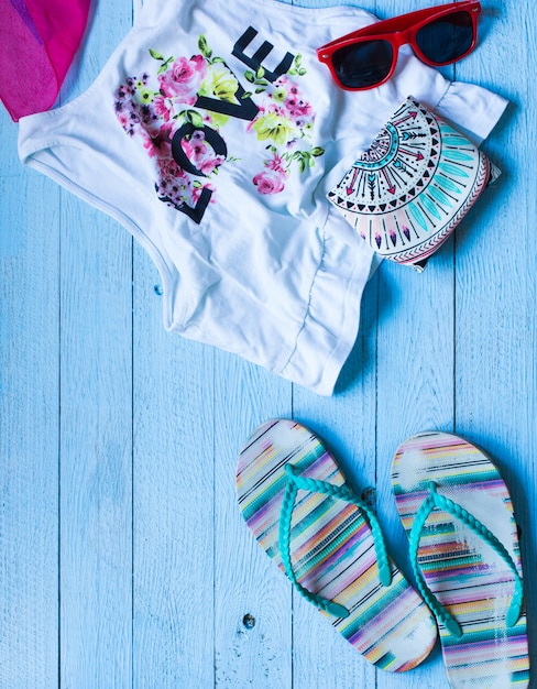 여름 패션 여성 수영복 비키니, 휴가 개념, 텍스트 전에 여유 공간.