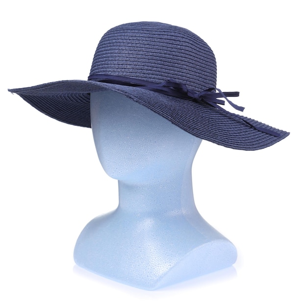 Фото Летняя женская шляпа на голове манекена на белом фоне