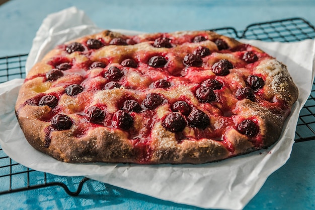 Foto focaccia estiva - focaccia con ciliegie