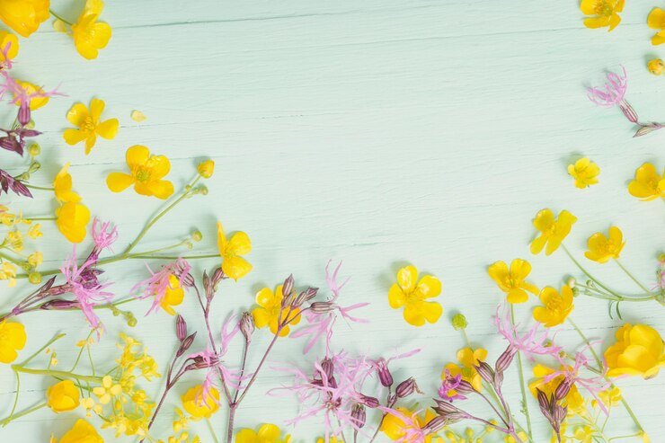 Photo 緑の木製の背景に夏の花