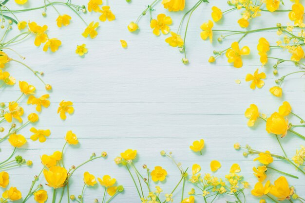 Photo summer flowers on green wooden