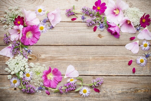 Fiori estivi su fondo in legno vecchio