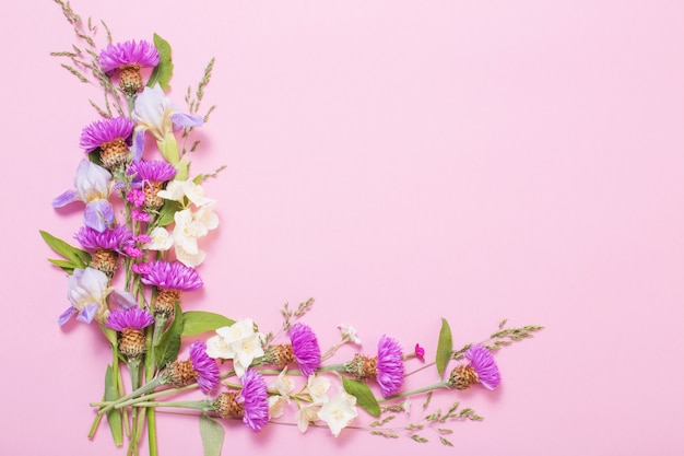 ピンクの紙の表面に夏の花