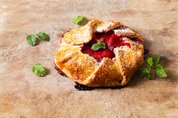 Foto torta classica rustica organica di galette della fragola di cottura domestica di concetto dell'alimento di estate con lo spazio della copia