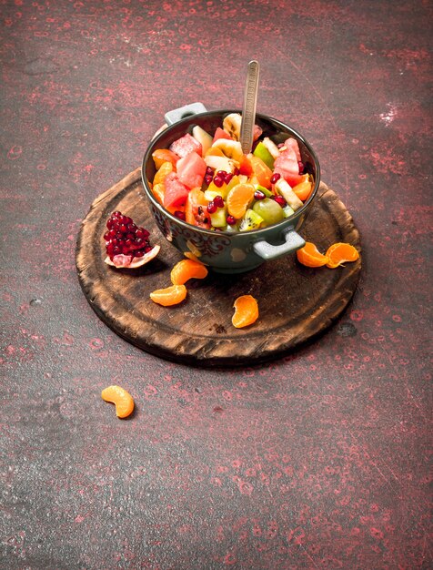 Летняя еда Тропический салат из экзотических фруктов на деревенском фоне