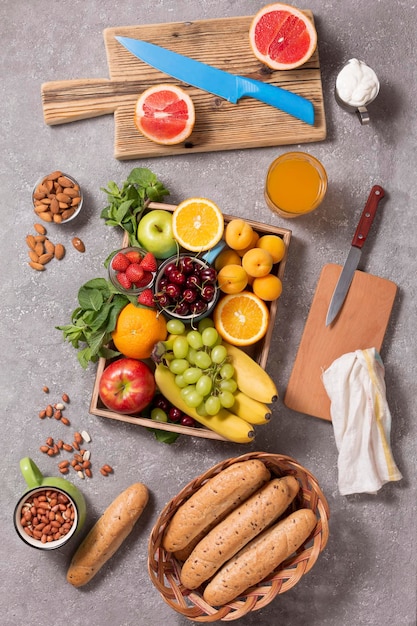 Bevande estive alla frutta e toast con frutta e panna concetto di cibo sano