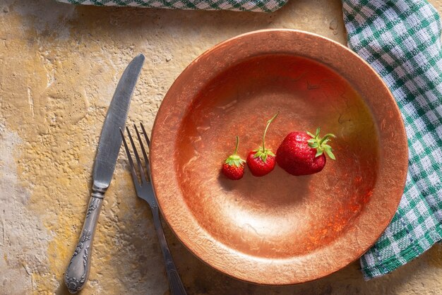 Frutta estiva fragola, insalata di spinaci con noci, aceto balsamico di feta, cavolo riccio. in un piatto. concetti salute alimentare