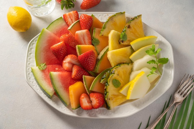 Ассорти из летних фруктов, антипасти, арбуз, ананас, дыня и клубника