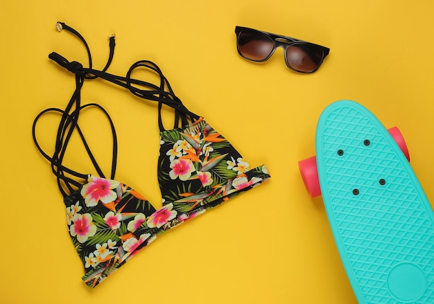 Photo summer fun background summer beach accessories on a yellow background