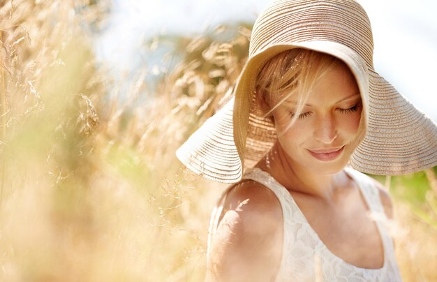 Photo summer hat and wheat with woman in field for travel vacation and holiday thinking peace and nature with female person and grass in countryside meadow for calm environment spring and sunshine