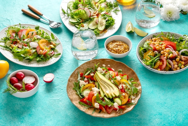 Летний салат из полезных овощей с авокадо, огурцом, редисом, болгарским перцем и помидором. Летний полезный овощной салат. Здоровая пища.