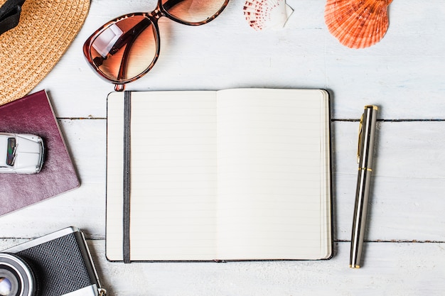 Foto sfondo vacanza estiva, accessori da spiaggia su legno bianco e copia spazio, concetto di viaggio vacanza e viaggi.