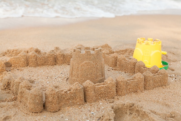 Photo summer holiday with sandcastle on the beach