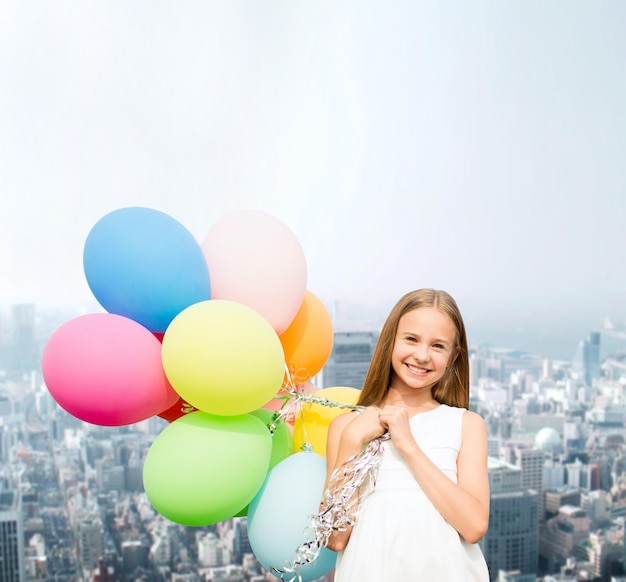 여름 방학, 축하, 가족, 어린이, 사람들 개념 - 다채로운 풍선을 가진 행복한 소녀