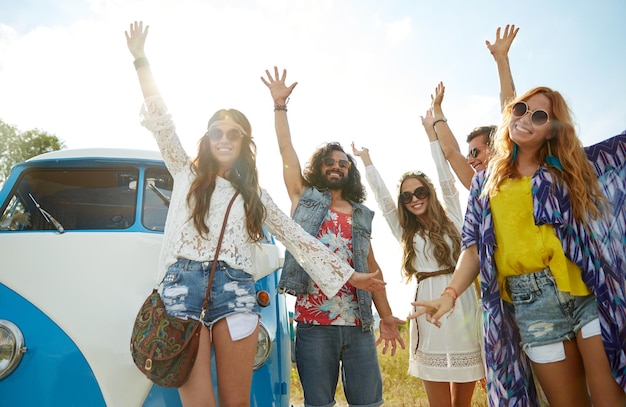 여름 휴가, 도로 여행, 휴가, 여행, 그리고 사람들의 개념 - 미니밴 차를 타고 즐거운 시간을 보내는 젊은 히피 친구들
