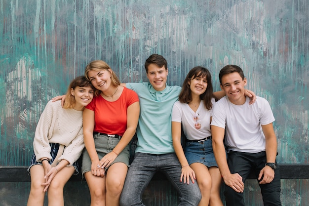 Foto vacanze estive e concetto adolescente - gruppo di adolescenti sorridenti che vanno in giro fuori.