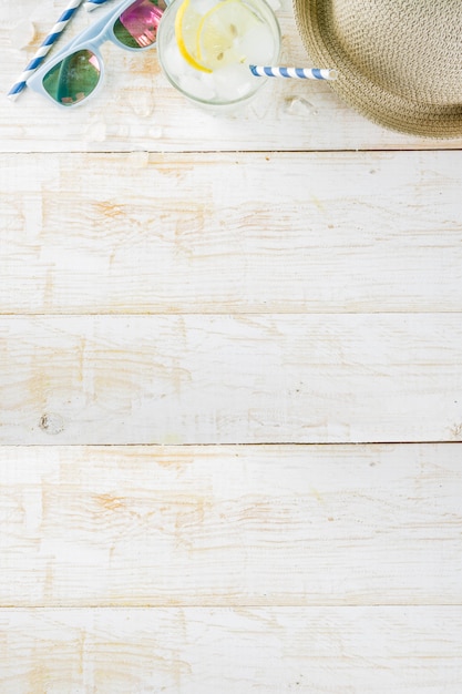 Foto fondo di legno bianco della bevanda ghiacciata occhiali da sole del cappello del fondo di concetto di vacanza di vacanze estive (mojito della limonata)