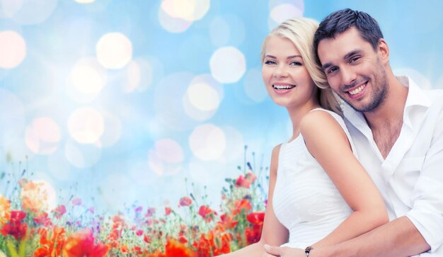 Photo summer holidays, vacation, dating, love and people concept - happy couple having fun over poppy flowers field and blue sky background