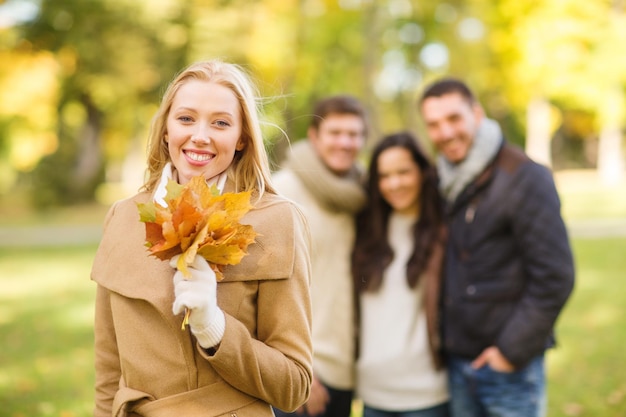 여름, 휴일, 휴가, 행복한 사람들 개념 - 가을 공원에서 즐거운 시간을 보내는 친구 또는 커플