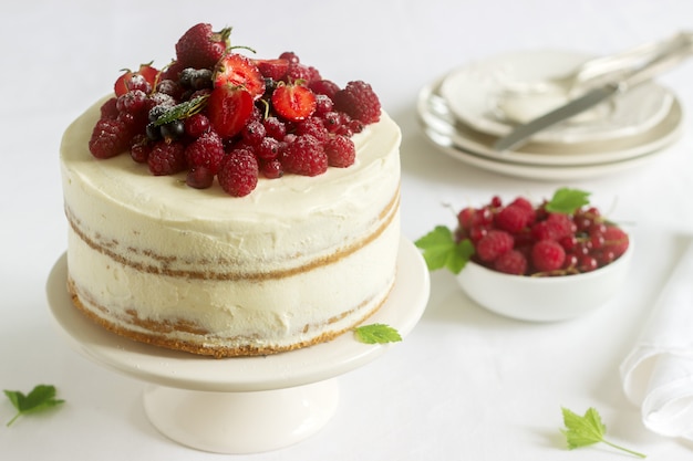 딸기, 나무 딸기 및 건포도의 신선한 딸기 장식 두 부 크림 여름 홈 비스킷 케이크.