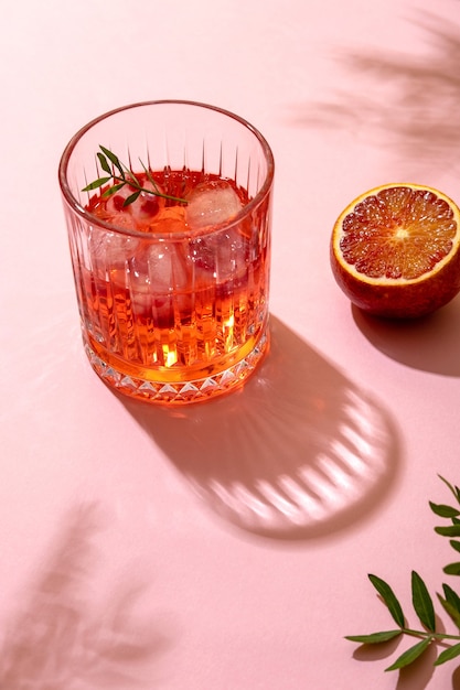 Cocktail alcolico di ghiaccio estivo servito sotto la luce del sole estivo, vista dall'alto. stile retrò alla moda con le ombre.
