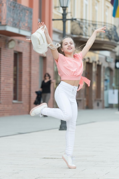 L'estate è arrivata vacanze estive e turismo ragazza bambina spensierata giornata felice capretto capelli lunghi goditi una passeggiata giornata di sole vacanze estive relax affascinante ragazza alla moda alla moda bambina goditi una passeggiata