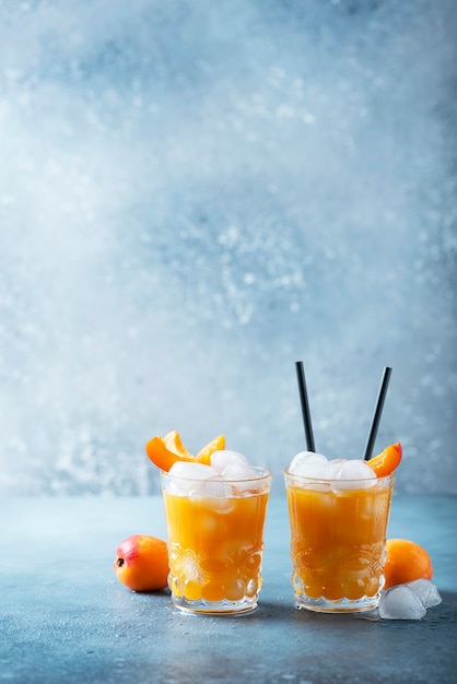 Летний сок с абрикосами и льдом