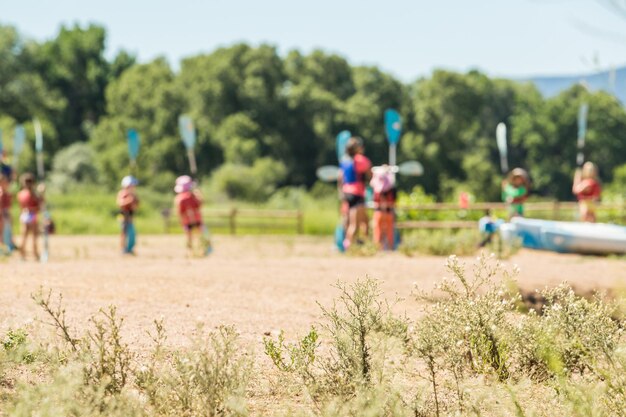 Foto campo estivo per bambini che si preparano per la canoa.