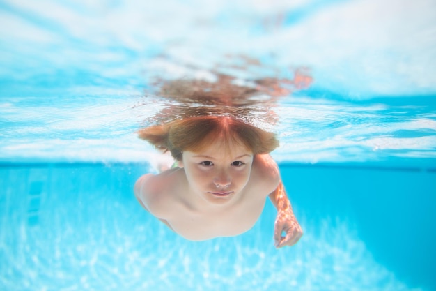 プールで水中の夏の子供たち 水中の水中少年 水泳プールでかわいい子供の少年