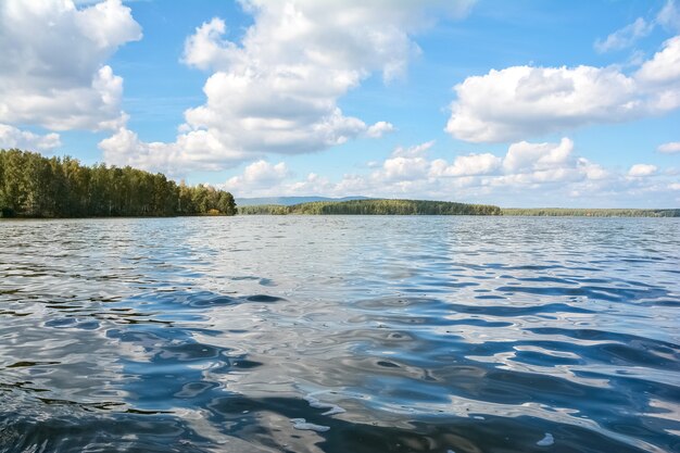 Фото Летний пейзаж ясное лесное озеро и голубое небо с облаками
