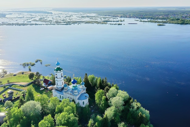 ロシアの日没の夏の風景、川のほとりにある教会キリスト教の正統派