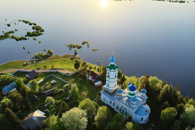 ロシアの日没の夏の風景、川のほとりにある教会キリスト教の正統派