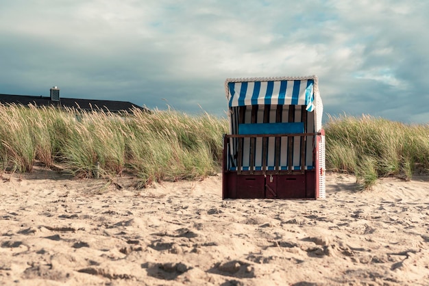 写真 バルト海のリューゲン島のビーチチェアのある夏の風景