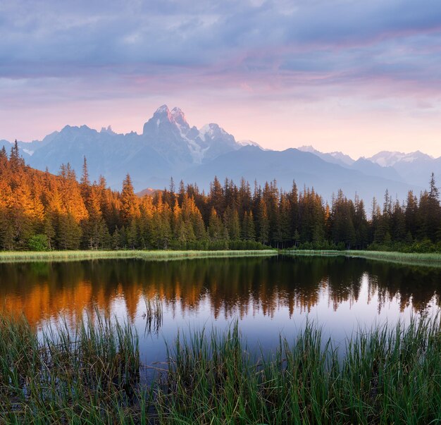 Foto paesaggio estivo con un lago di montagna