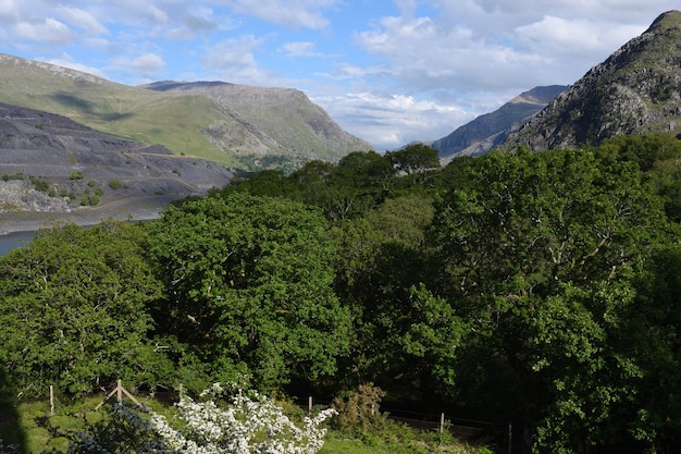 Photo the summer landscape with mountains valley and cloudy blue sky in wales in snowdonia