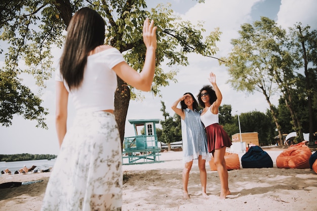 Photo summer leisure multiracial women on sunny beach.