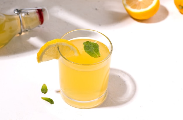 Летний лимонный напиток рядом с ингредиентами.
