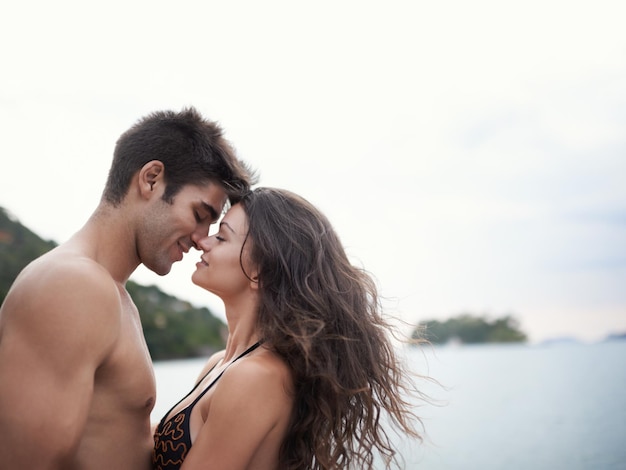 Летняя любовь Снимок интимной молодой пары, наслаждающейся отдыхом у моря