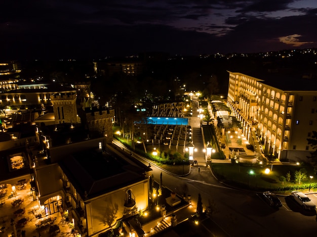 夏の豪華なリゾート、上空からの眺め、ブルガリアのホテルと海のマリーナの夜の夜のドローンビュー